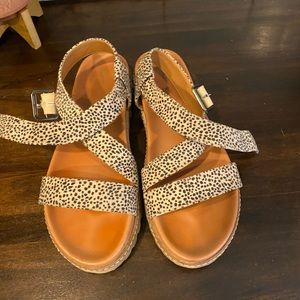 Universal Threads Sandals Size 8